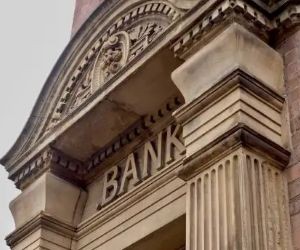 Materias primas como el oro, el petróleo, los productos agrícolas y los metales industriales ofrecen oportunidades para diversificar su cartera y protegerse contra la inflación, pero también son activos de alto riesgo debido a la volatilidad de los precios, las tensiones geopolíticas y los choques entre la oferta y la demanda; la clave es invertir con una estrategia clara, una comprensión de los impulsores subyacentes del mercado y solo con capital que no comprometa su estabilidad financiera.