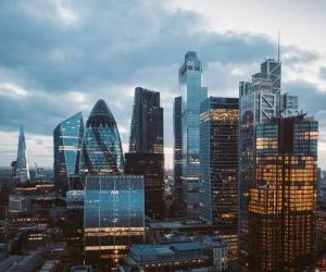 Las acciones ofrecen el potencial de crecimiento a largo plazo e ingresos por dividendos al invertir en empresas que crean valor a lo largo del tiempo, pero también conllevan un riesgo significativo debido a la volatilidad del mercado, los ciclos económicos y los eventos específicos de la empresa; la clave es invertir con una estrategia clara, una diversificación adecuada y solo con capital que no comprometa su estabilidad financiera.