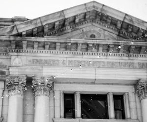 Las acciones ofrecen el potencial de crecimiento a largo plazo e ingresos por dividendos al invertir en empresas que crean valor a lo largo del tiempo, pero también conllevan un riesgo significativo debido a la volatilidad del mercado, los ciclos económicos y los eventos específicos de la empresa; la clave es invertir con una estrategia clara, una diversificación adecuada y solo con capital que no comprometa su estabilidad financiera.