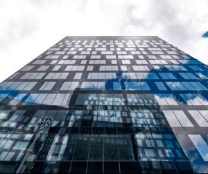 Las acciones ofrecen el potencial de crecimiento a largo plazo e ingresos por dividendos al invertir en empresas que crean valor a lo largo del tiempo, pero también conllevan un riesgo significativo debido a la volatilidad del mercado, los ciclos económicos y los eventos específicos de la empresa; la clave es invertir con una estrategia clara, una diversificación adecuada y solo con capital que no comprometa su estabilidad financiera.