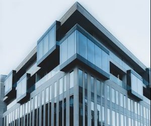 Las criptomonedas ofrecen un alto potencial de rentabilidad y mayor libertad financiera gracias a su descentralización, operando en un mercado abierto las 24 horas. Sin embargo, son un activo de alto riesgo debido a su extrema volatilidad y la falta de regulación. Los principales riesgos incluyen pérdidas rápidas y fallos de ciberseguridad. La clave del éxito reside en invertir únicamente con una estrategia clara y con capital que no comprometa su estabilidad financiera.