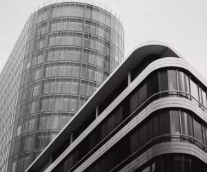 Materias primas como el oro, el petróleo, los productos agrícolas y los metales industriales ofrecen oportunidades para diversificar su cartera y protegerse contra la inflación, pero también son activos de alto riesgo debido a la volatilidad de los precios, las tensiones geopolíticas y los choques entre la oferta y la demanda; la clave es invertir con una estrategia clara, una comprensión de los impulsores subyacentes del mercado y solo con capital que no comprometa su estabilidad financiera.