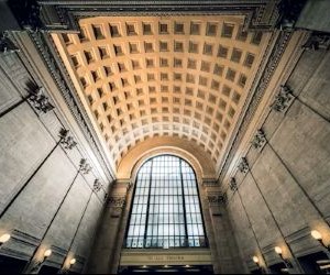 Las acciones ofrecen el potencial de crecimiento a largo plazo e ingresos por dividendos al invertir en empresas que crean valor a lo largo del tiempo, pero también conllevan un riesgo significativo debido a la volatilidad del mercado, los ciclos económicos y los eventos específicos de la empresa; la clave es invertir con una estrategia clara, una diversificación adecuada y solo con capital que no comprometa su estabilidad financiera.